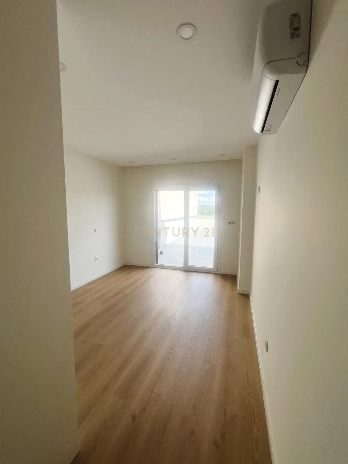 Apartamento T2 novo com terraço na R. Cândido dos Reis no centro de Viseu - Image 9