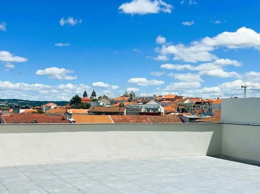 Apartamento T2 novo com terraço na R. Cândido dos Reis no centro de Viseu - Image 1
