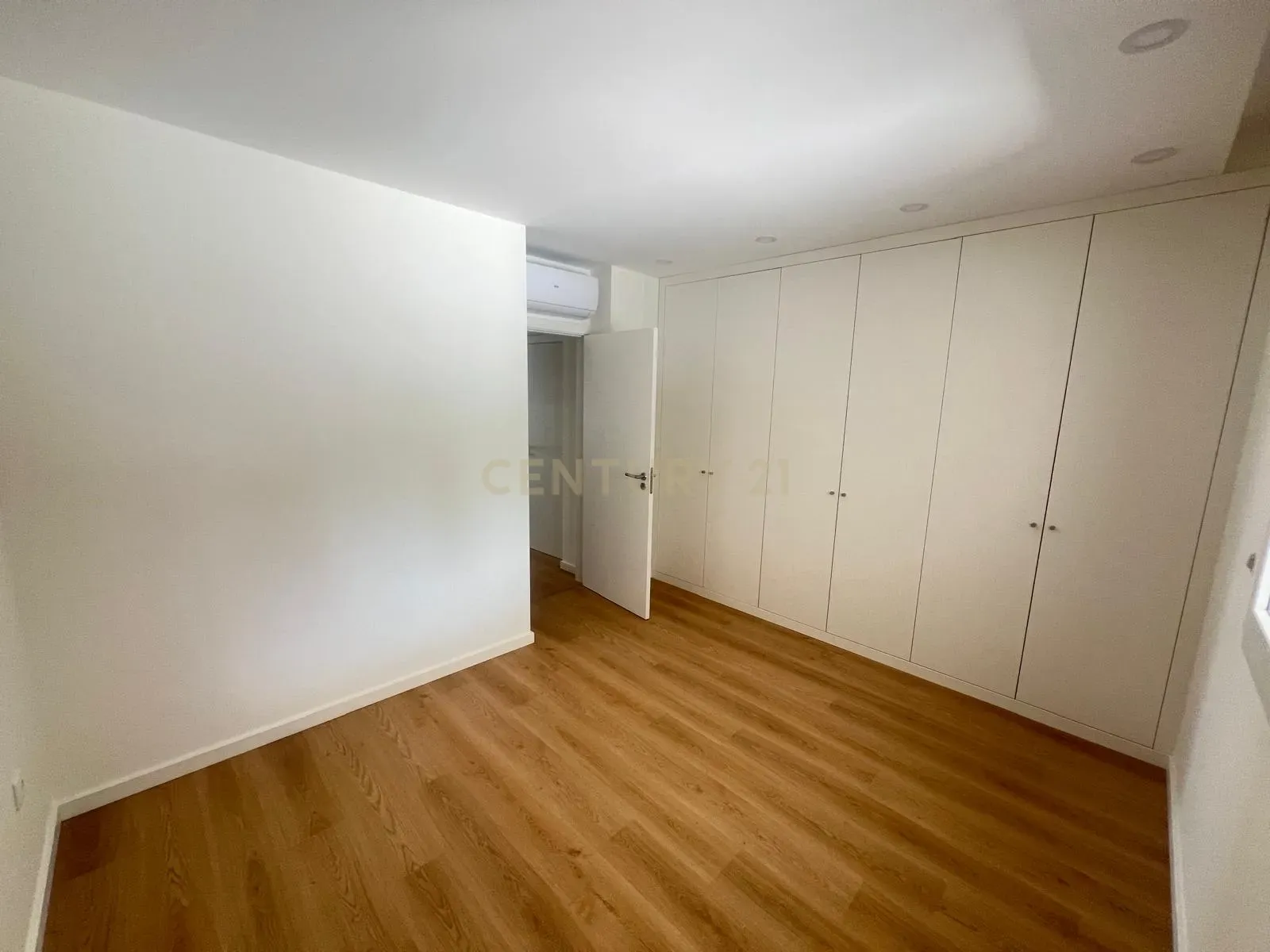 Apartamento T2 novo com terraço na R. Cândido dos Reis no centro de Viseu - Image 12