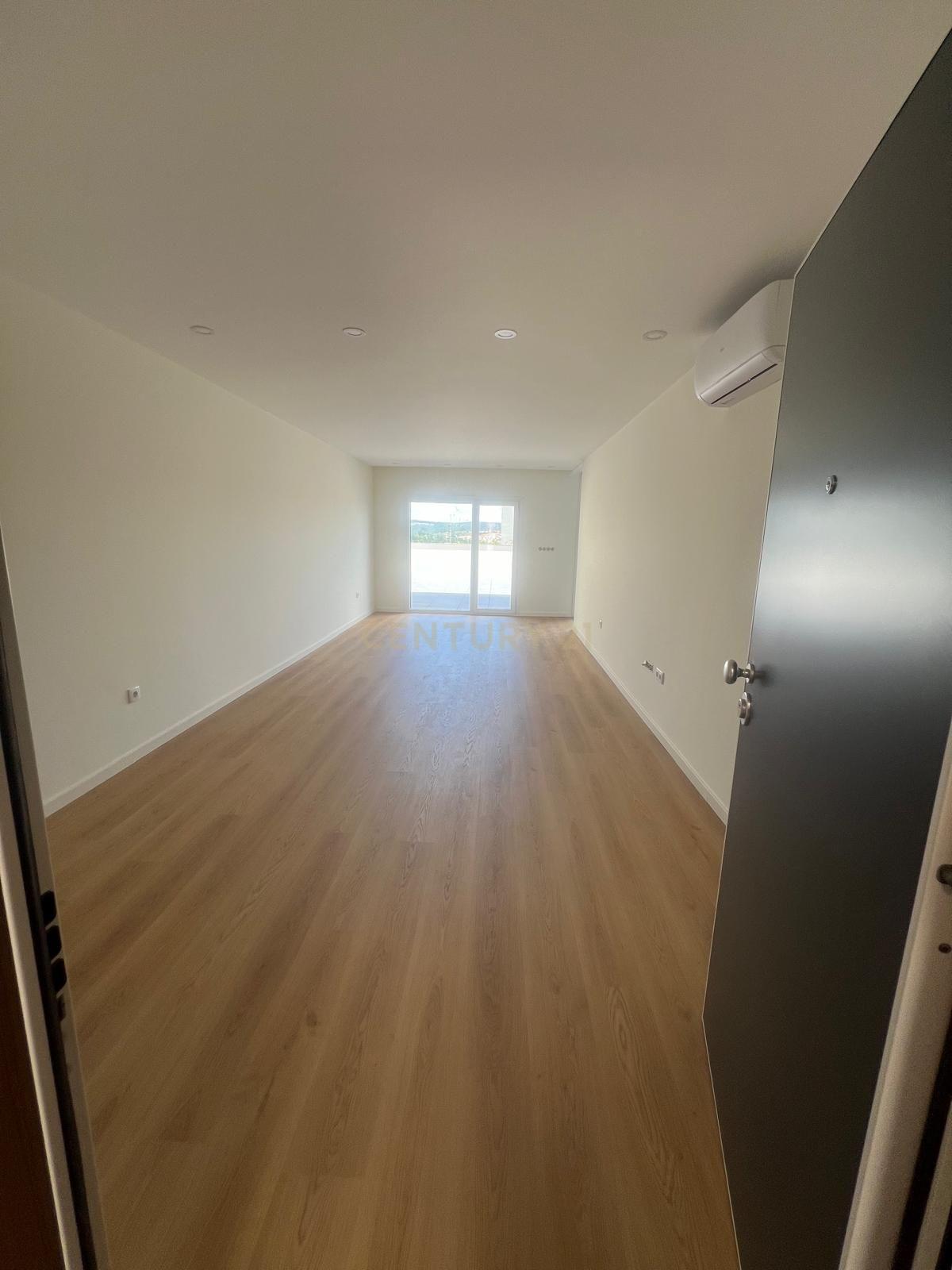 Apartamento T2 novo com terraço na R. Cândido dos Reis no centro de Viseu - Image 2