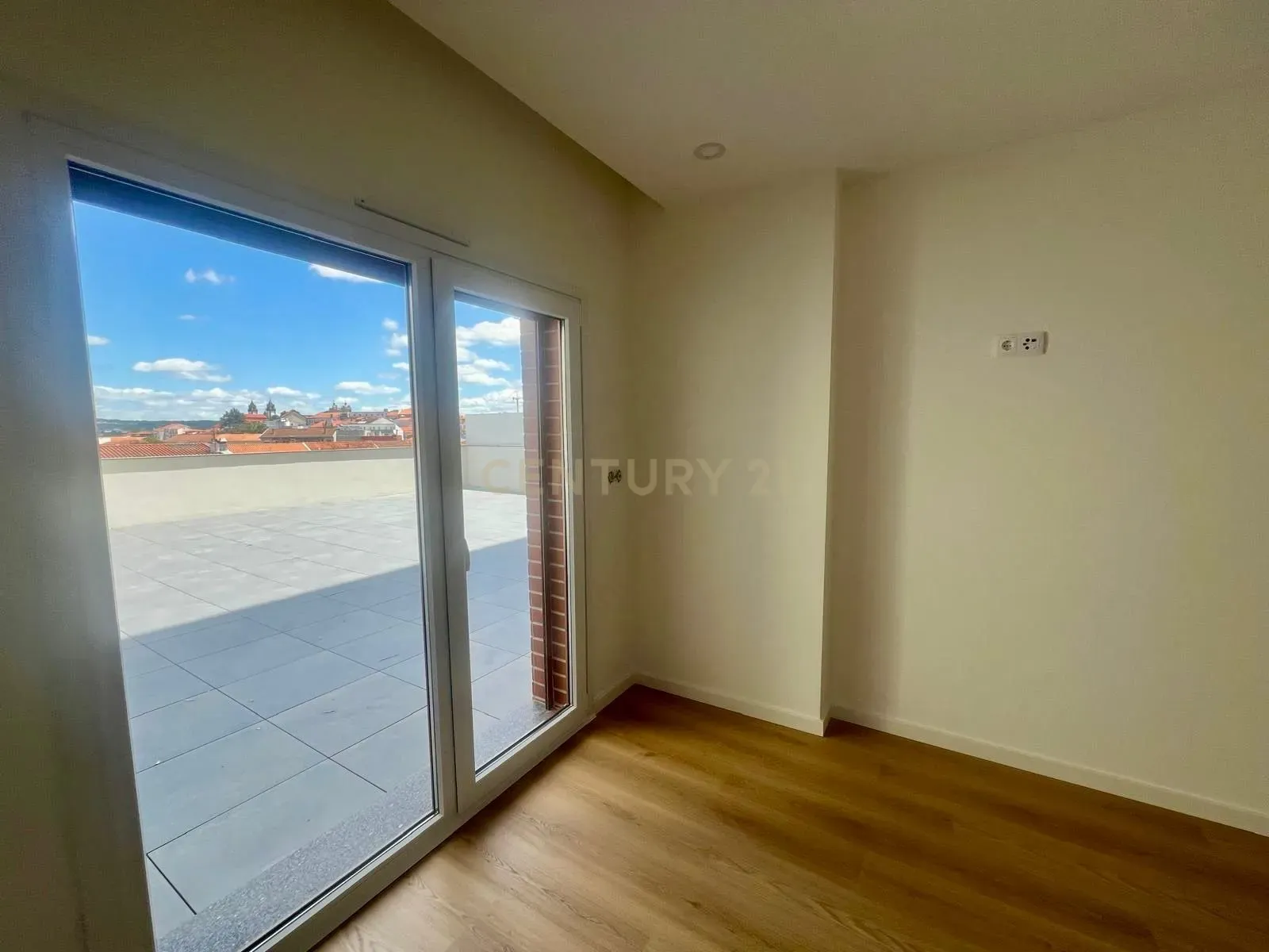Apartamento T2 novo com terraço na R. Cândido dos Reis no centro de Viseu - Image 10