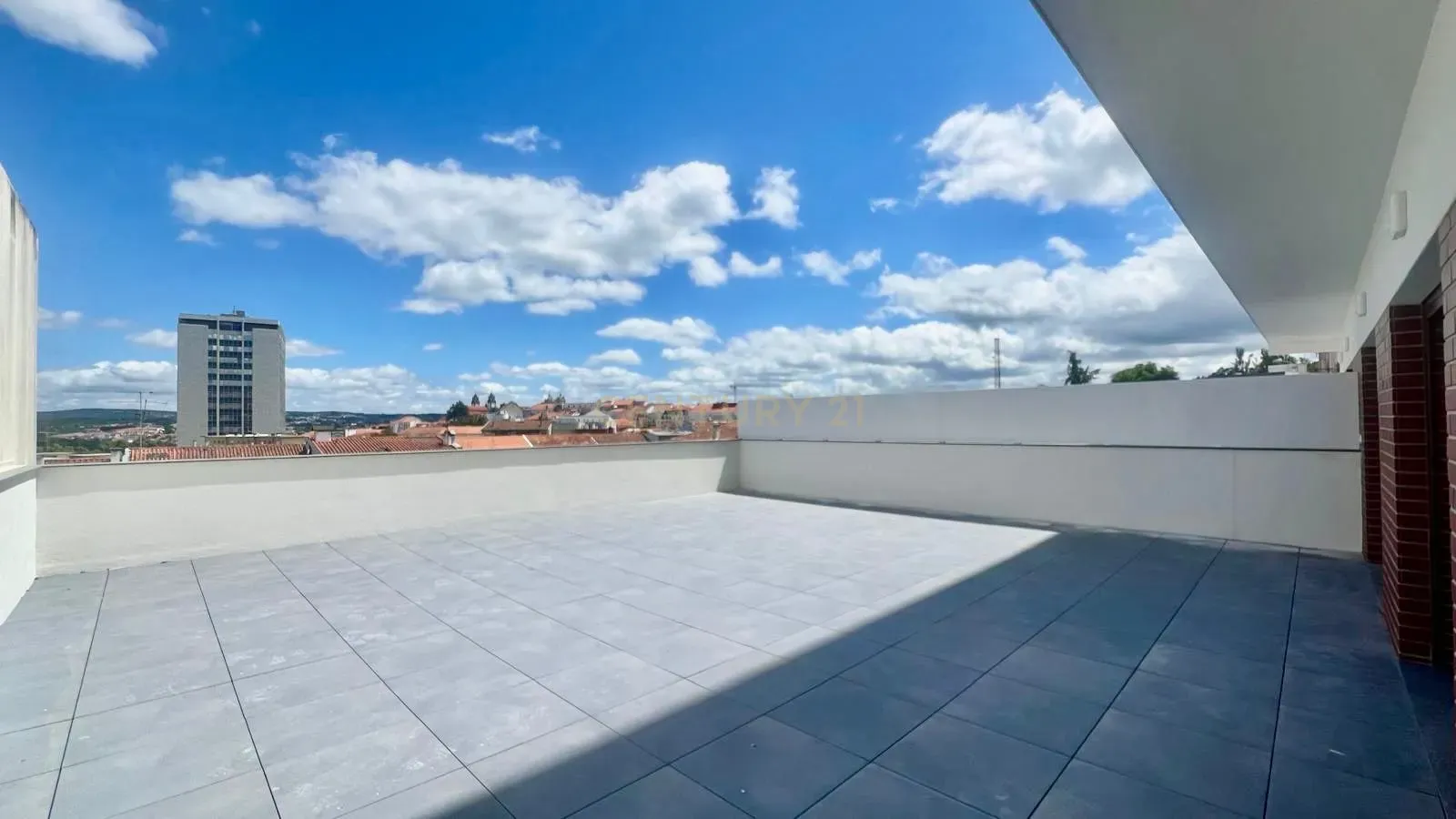 Apartamento T2 novo com terraço na R. Cândido dos Reis no centro de Viseu - Image 11