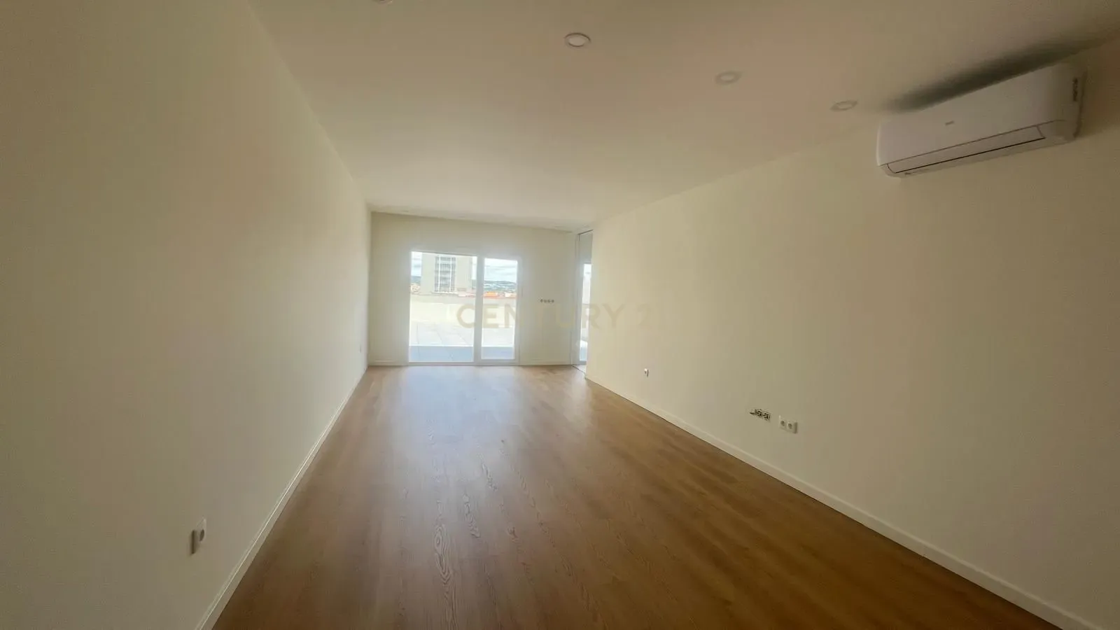 Apartamento T2 novo com terraço na R. Cândido dos Reis no centro de Viseu - Image 4