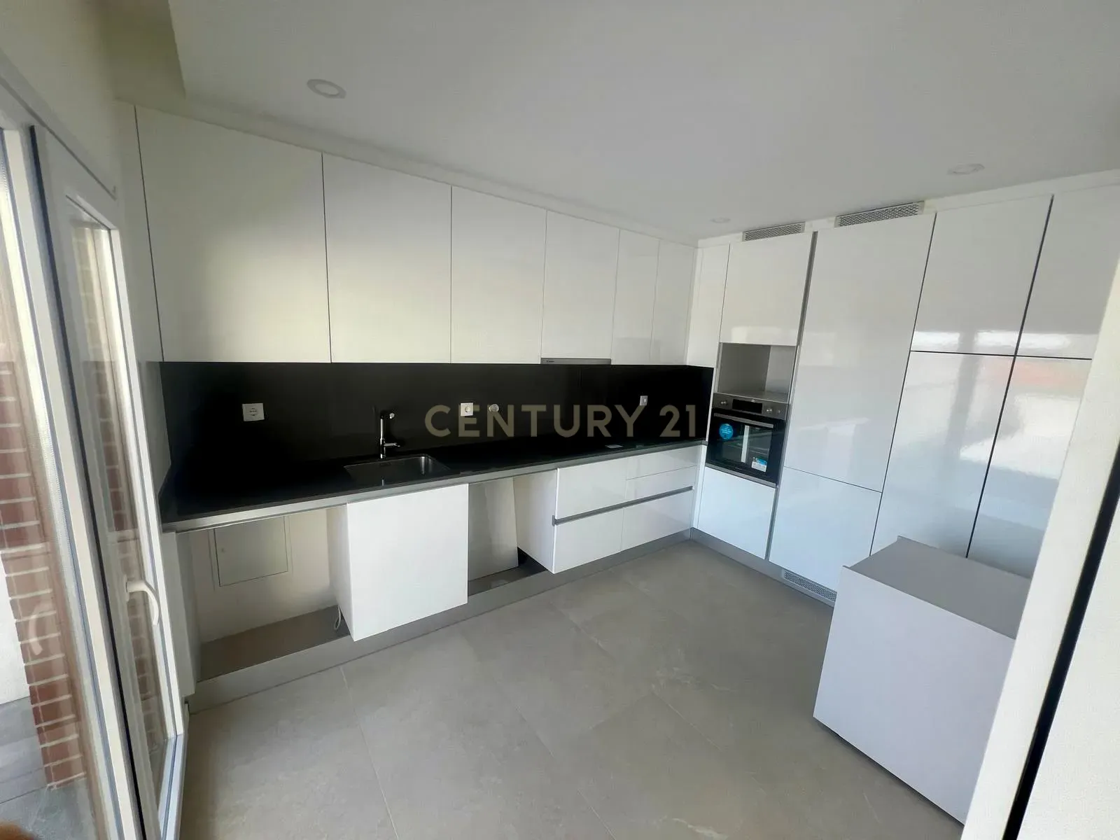 Apartamento T2 novo com terraço na R. Cândido dos Reis no centro de Viseu - Image 3