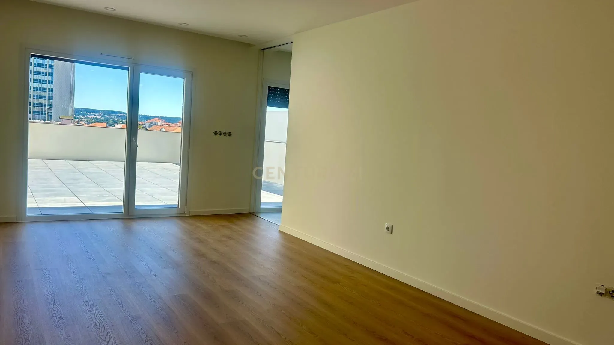 Apartamento T2 novo com terraço na R. Cândido dos Reis no centro de Viseu - Image 5