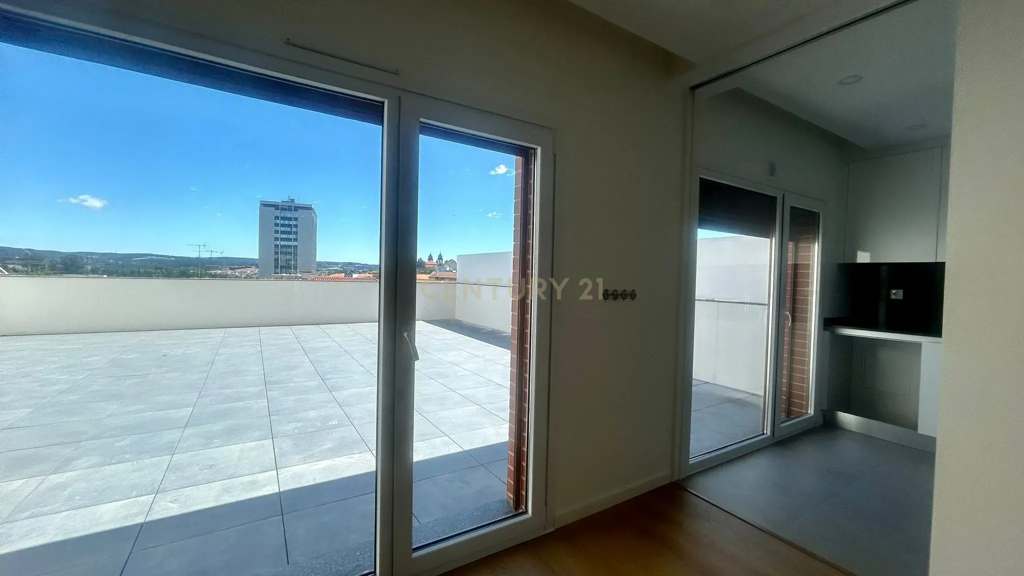 Apartamento T2 novo com terraço na R. Cândido dos Reis no centro de Viseu - Image 6