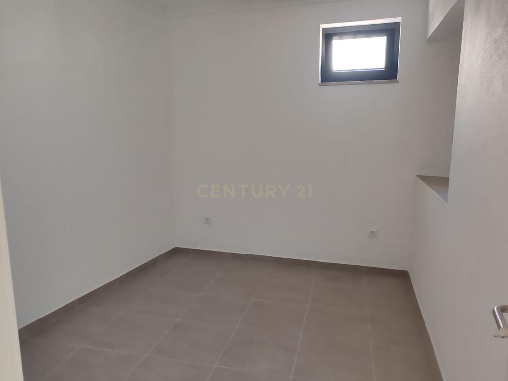 Moradia V2, Acabamentos de Qualidade, São João da Pesqueira - Image 11