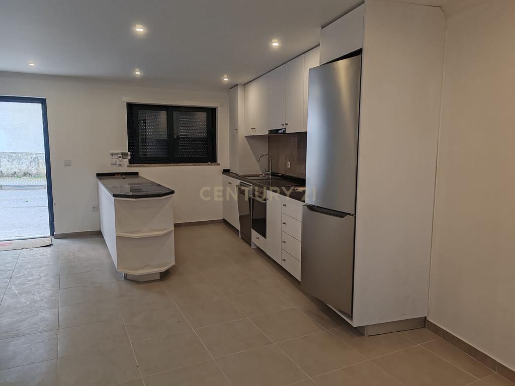 Moradia V2, Acabamentos de Qualidade, São João da Pesqueira - Image 3