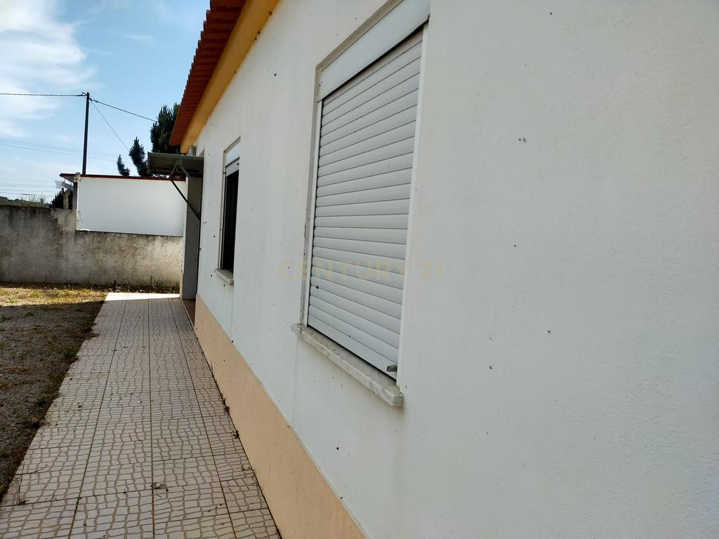 Terreno urbano em Melides com uma moradia e um anexo com 182,44m2 em 1.718m2 de terreno - um verdadeiro Oásis no campo e perto da praia - Image 9