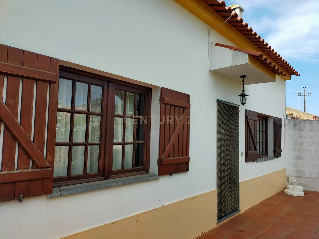 Terreno urbano em Melides com uma moradia e um anexo com 182,44m2 em 1.718m2 de terreno - um verdadeiro Oásis no campo e perto da praia - Image 1