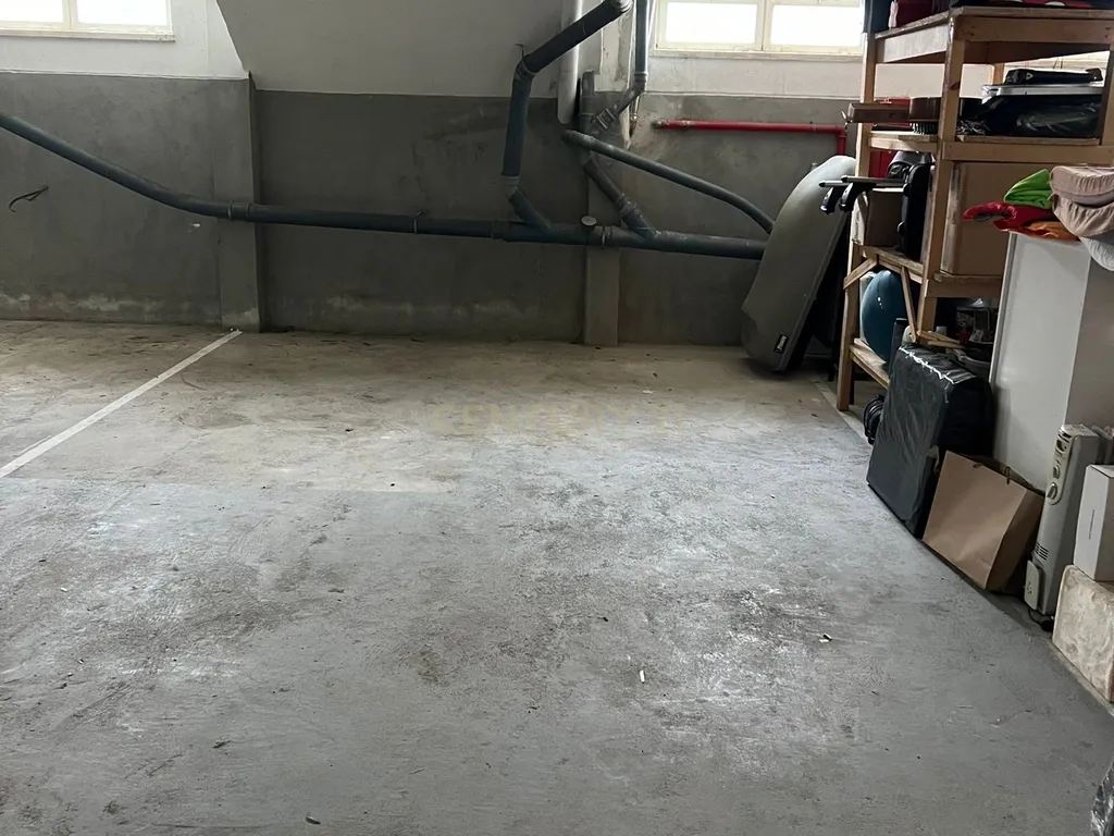 Parqueamento para motas ou armazem, Santo António da Caparica - Image 1