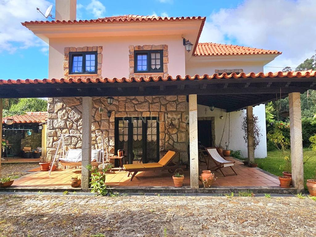 Moradia com quatro quartos  com piscina em Romarigães Paredes de Coura - Image 1