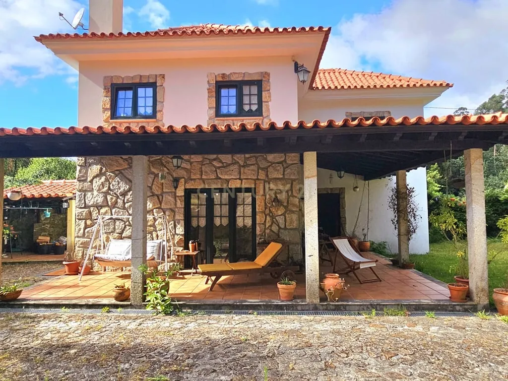 Moradia com quatro quartos com piscina em Romarigães Paredes de Coura - Image 1