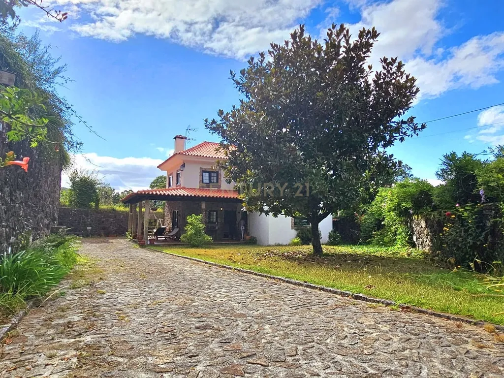 Moradia com quatro quartos com piscina em Romarigães Paredes de Coura - Image 33