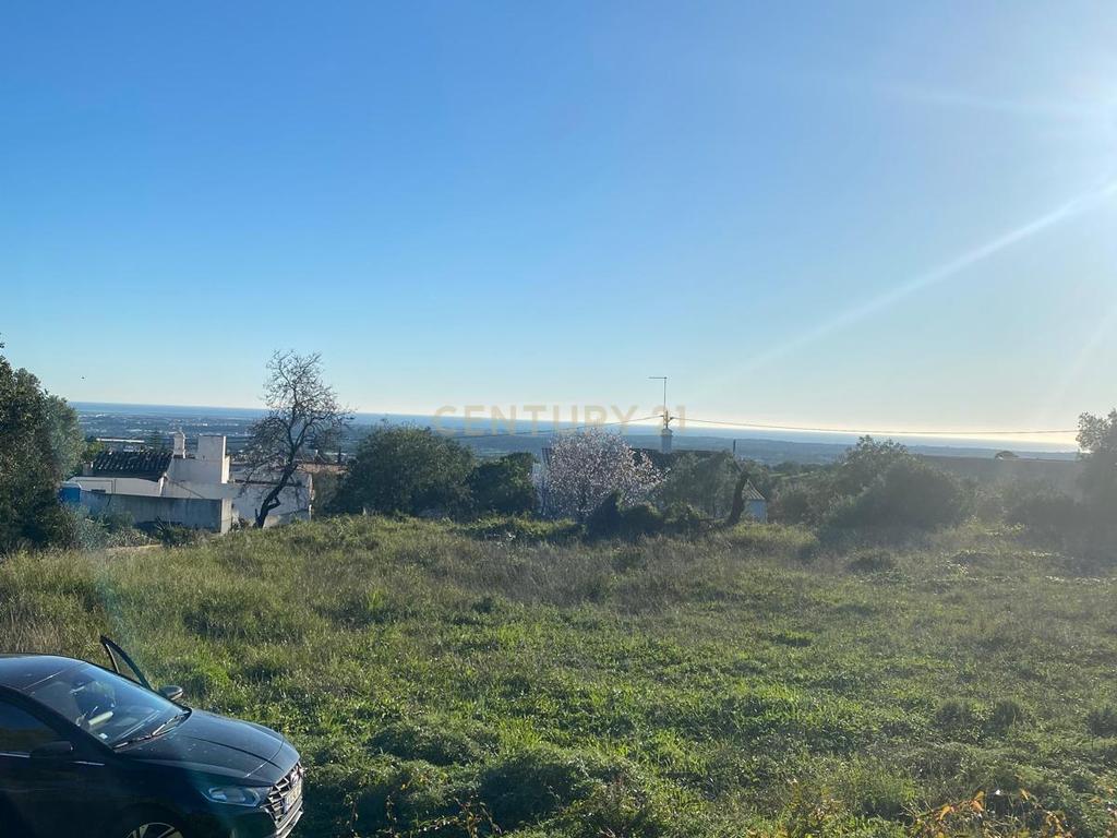 Terreno de 1.760 m² em Santa Bárbara de Nexe: Localização Privilegiada com Vistas Deslumbrantes para o Mar e Projeto Aprovado para Moradia de Luxo - Image 2