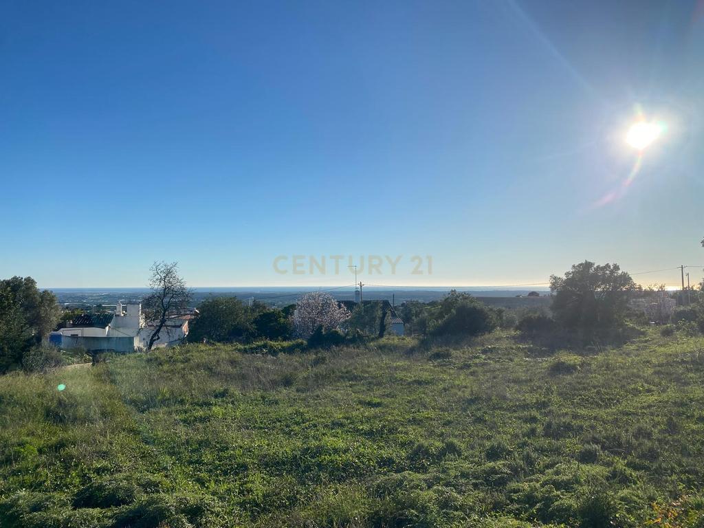 Terreno de 1.760 m² em Santa Bárbara de Nexe: Localização Privilegiada com Vistas Deslumbrantes para o Mar e Projeto Aprovado para Moradia de Luxo - Image 1