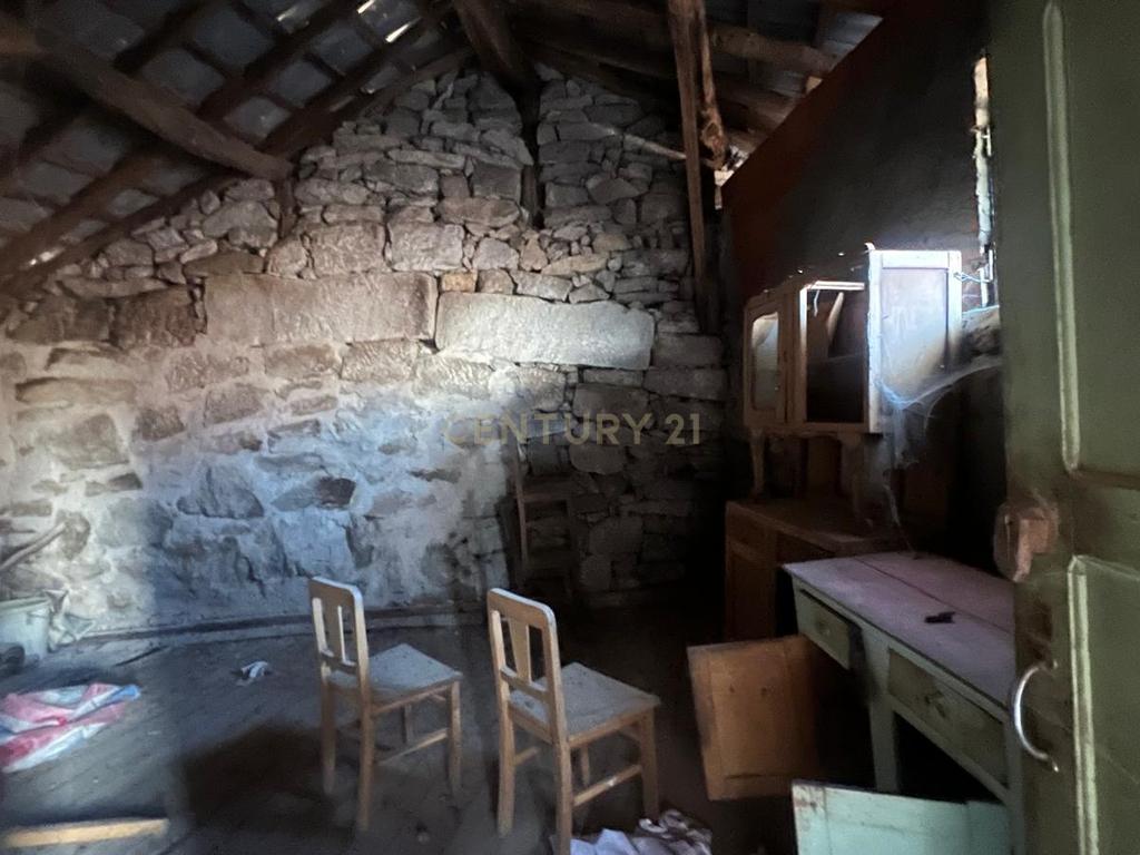 Moradia de granito em Granja do Paiva para reconstrução - Image 12
