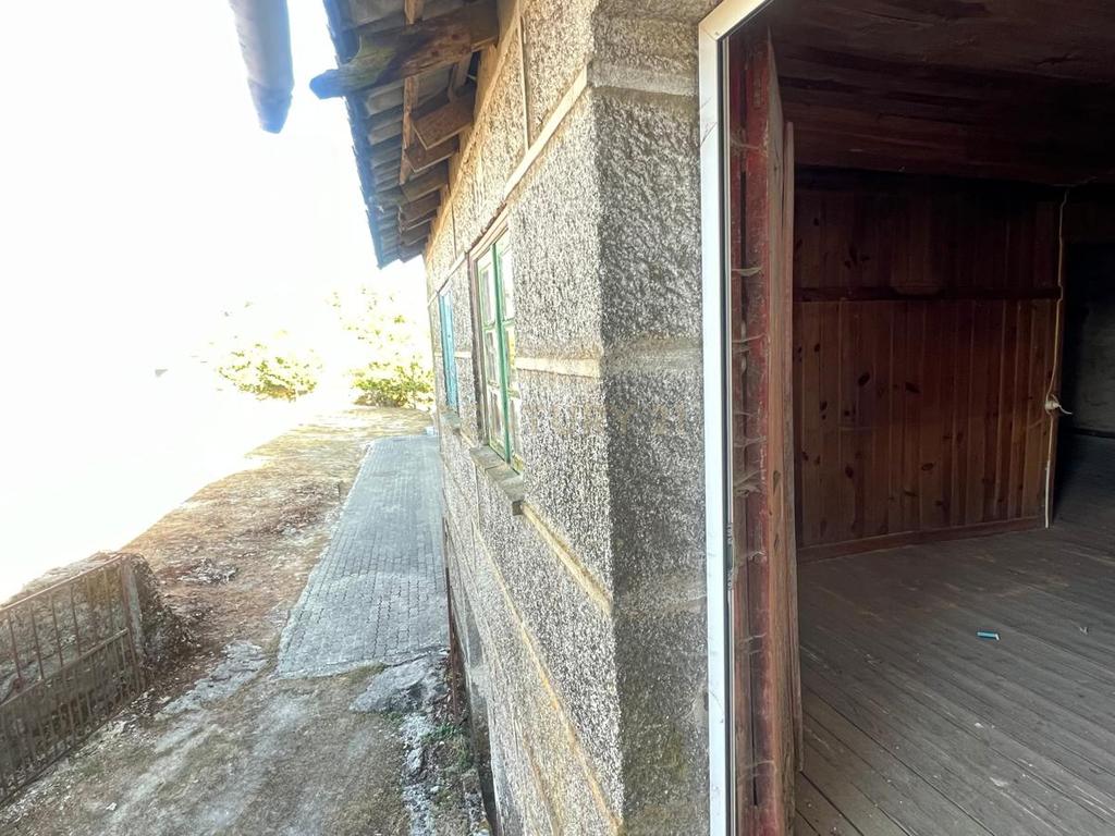 Moradia de granito em Granja do Paiva para reconstrução - Image 7