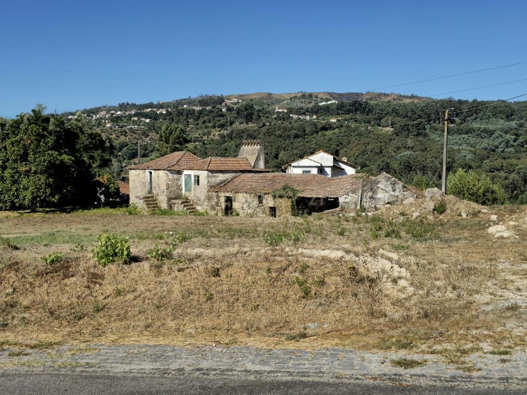 Moradia para Restauro em Vila Boa do Bispo, Marco de Canaveses - Image 1