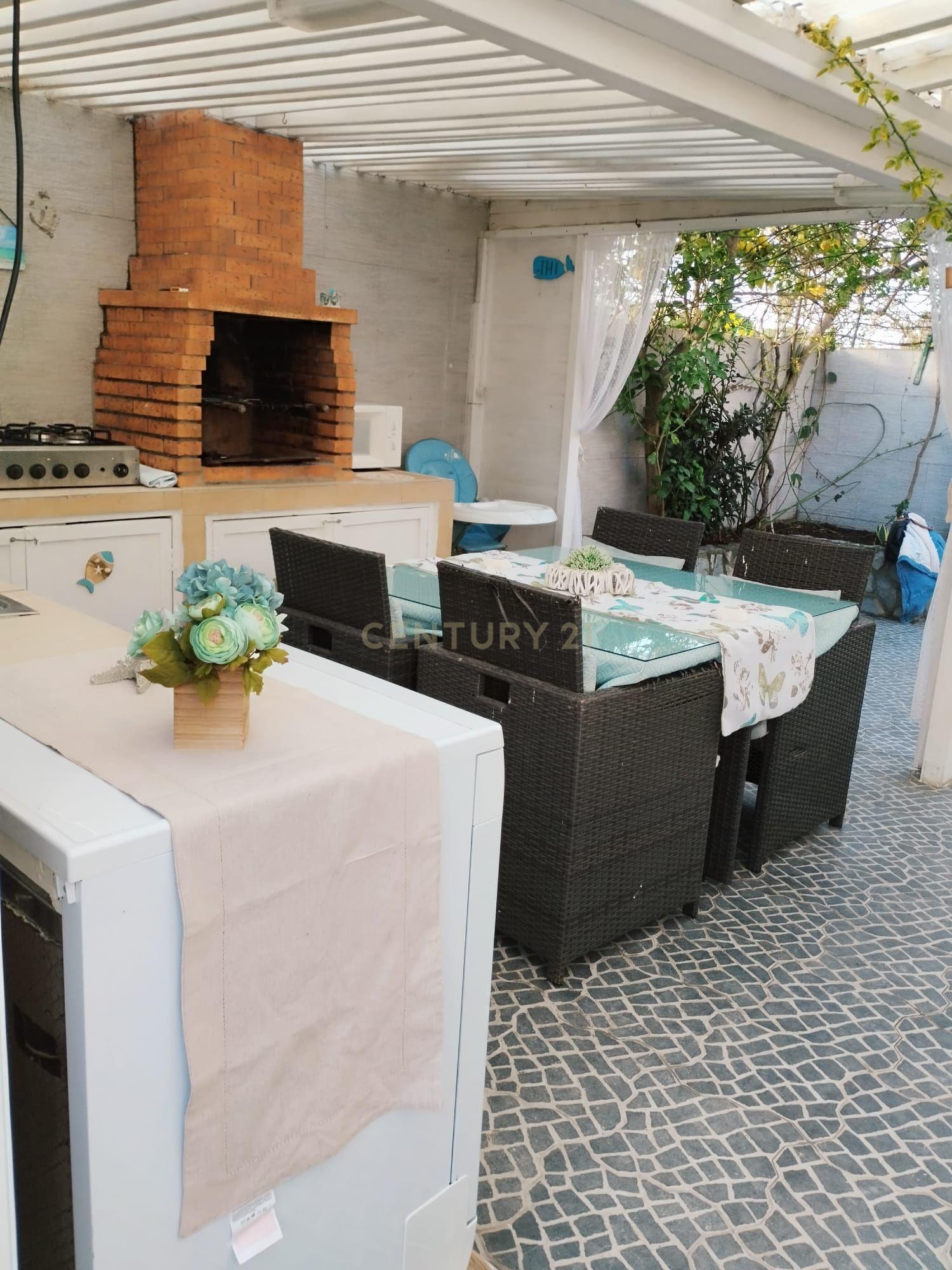 Charmosa Moradia T2+1 Remodelada com Piscina e Estacionamento em Livramento, Tavira - Image 3