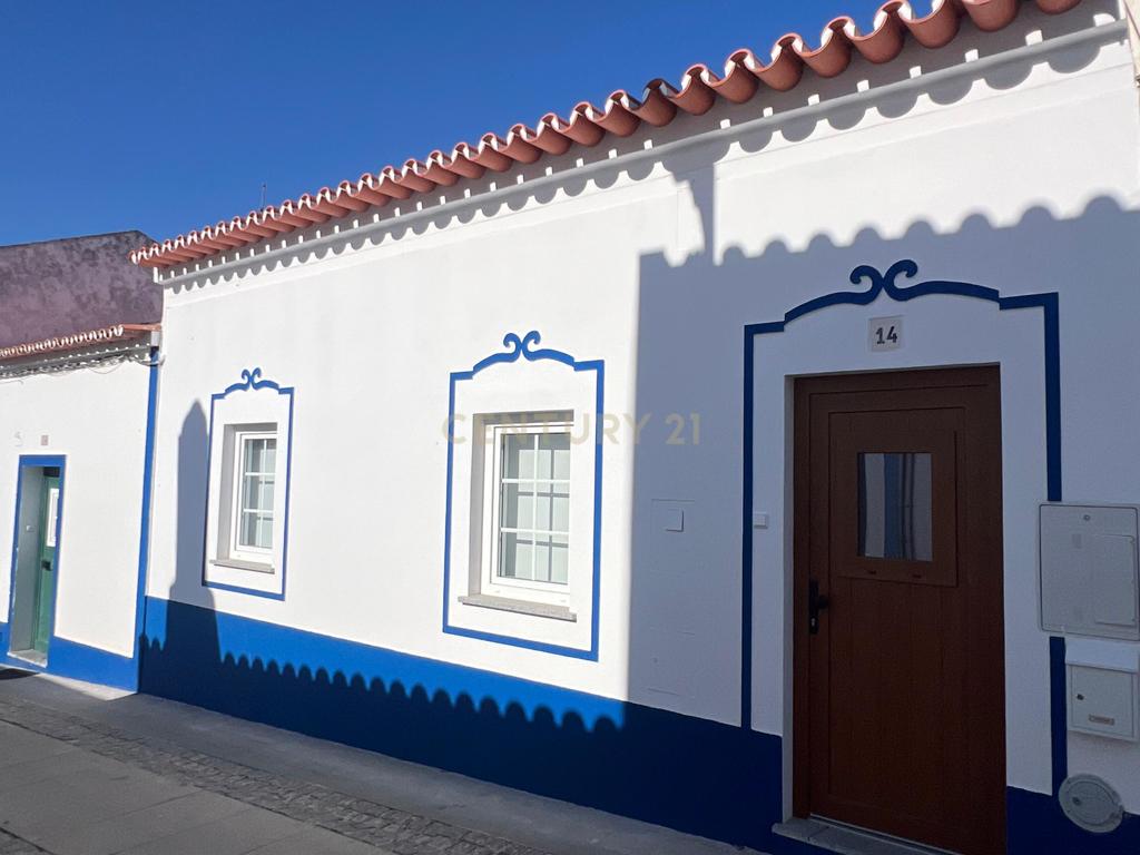 Moradia térrea recentemente recuperada, com quintal e terraço em Alcáçovas, Évora - Image 3