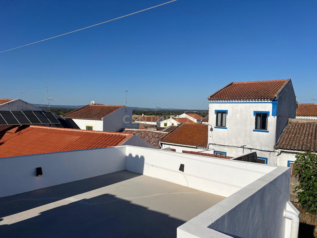 Moradia térrea recentemente recuperada, com quintal e terraço em Alcáçovas, Évora - Image 25