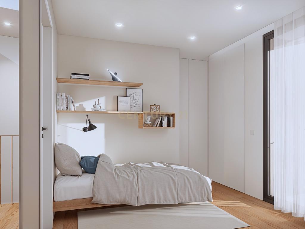 Conjunto de 5 Moradias para Reabilitar com Garagem e Jardim em Localização Privilegiada - Image 16