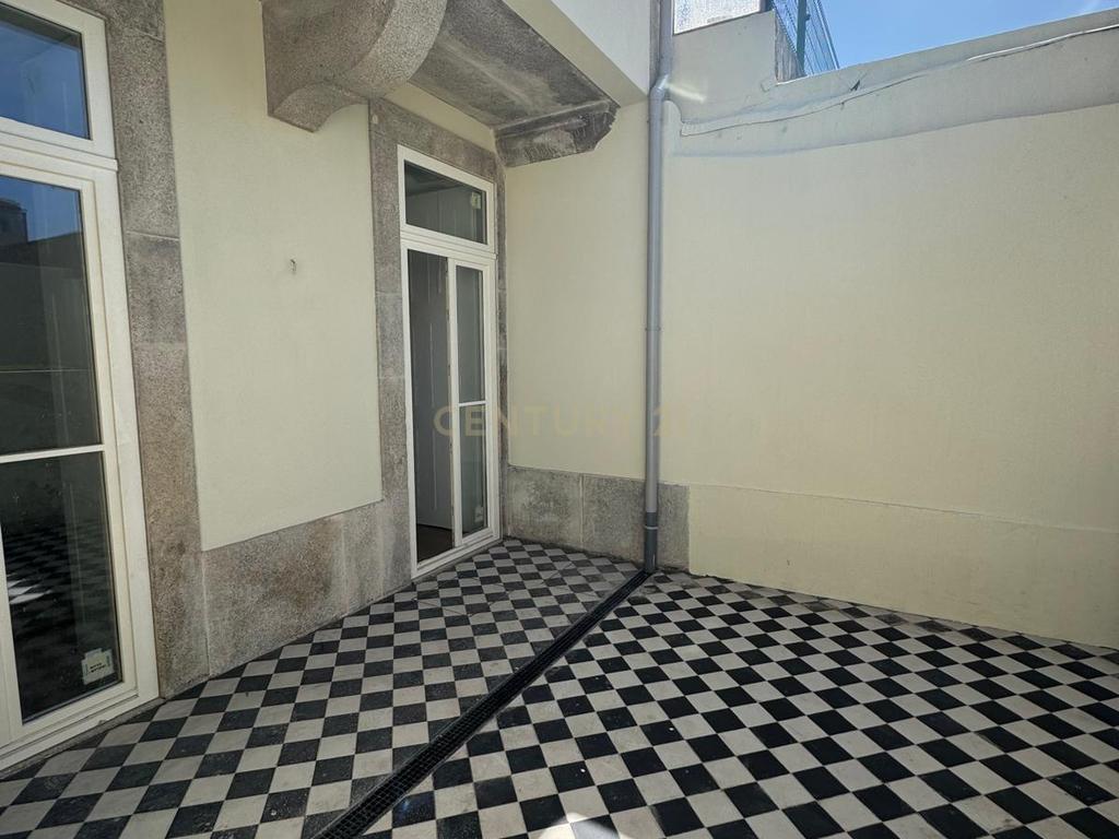 Apartamento T0 + 1 com Terraço | Bonjardim | Porto - Image 9