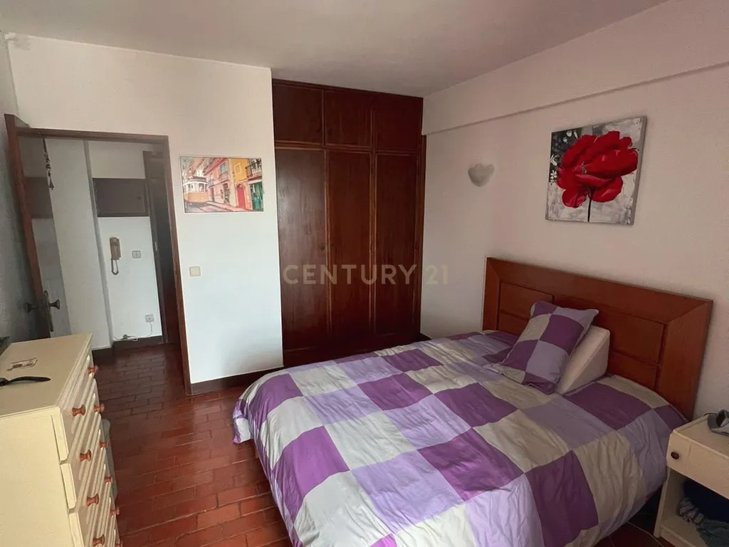 NÃO PERCA ESTA GRANDE OPORTUNIDADE! APARTAMENTO T1 ESPAÇOSO, COM AMPLA VARANDA E PISCINA MUITO BEM LOCALIZADO NA PARADISIACA PRAIA DA DONA ANA - Image 13