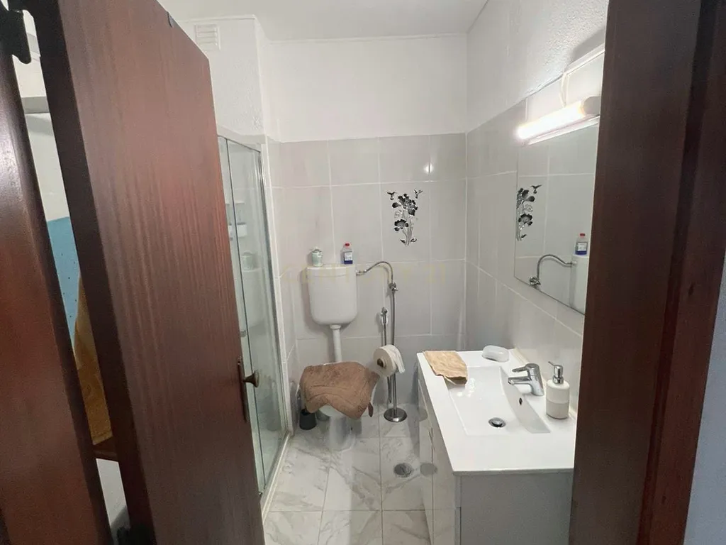 NÃO PERCA ESTA GRANDE OPORTUNIDADE! APARTAMENTO T1 ESPAÇOSO, COM AMPLA VARANDA E PISCINA MUITO BEM LOCALIZADO NA PARADISIACA PRAIA DA DONA ANA - Image 15