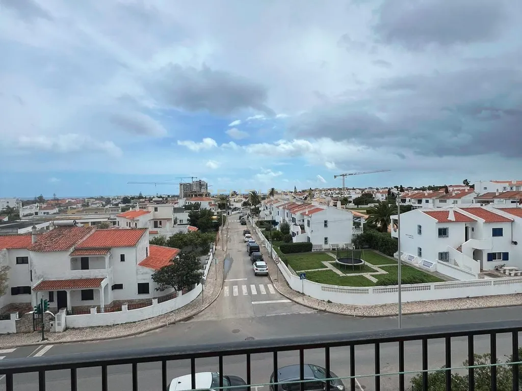 NÃO PERCA ESTA GRANDE OPORTUNIDADE! APARTAMENTO T1 ESPAÇOSO, COM AMPLA VARANDA E PISCINA MUITO BEM LOCALIZADO NA PARADISIACA PRAIA DA DONA ANA - Image 12