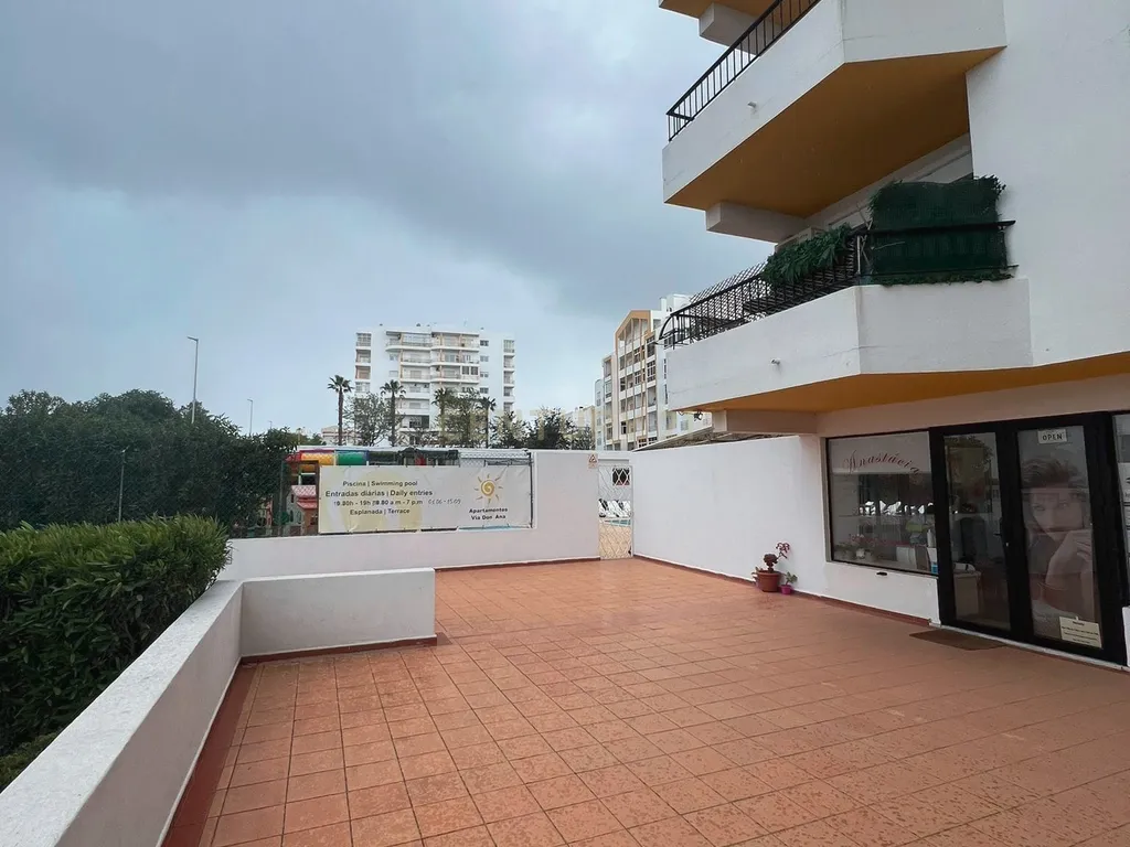 NÃO PERCA ESTA GRANDE OPORTUNIDADE! APARTAMENTO T1 ESPAÇOSO, COM AMPLA VARANDA E PISCINA MUITO BEM LOCALIZADO NA PARADISIACA PRAIA DA DONA ANA - Image 2