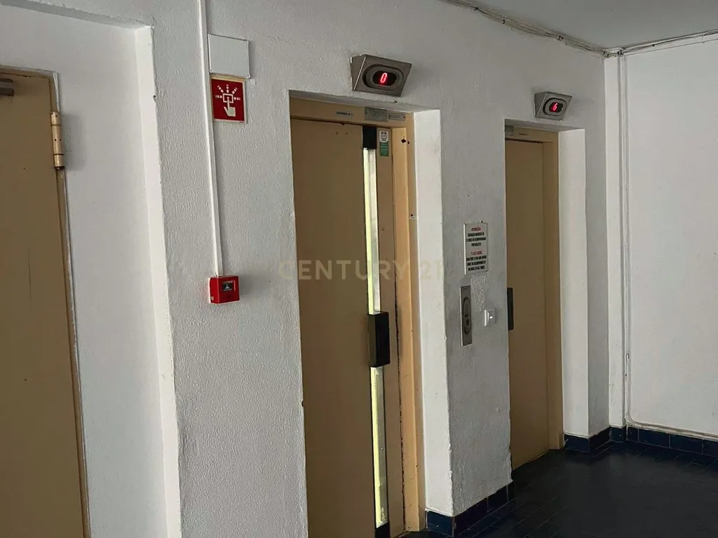 NÃO PERCA ESTA GRANDE OPORTUNIDADE! APARTAMENTO T1 ESPAÇOSO, COM AMPLA VARANDA E PISCINA MUITO BEM LOCALIZADO NA PARADISIACA PRAIA DA DONA ANA - Image 4