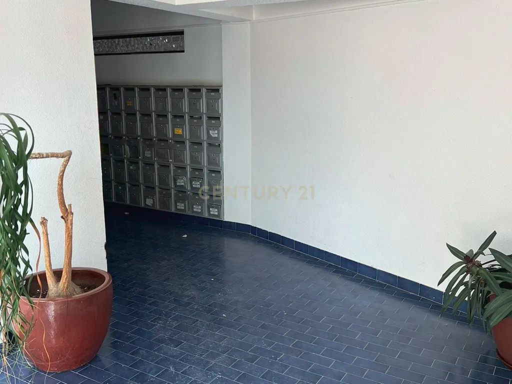 NÃO PERCA ESTA GRANDE OPORTUNIDADE! APARTAMENTO T1 ESPAÇOSO, COM AMPLA VARANDA E PISCINA MUITO BEM LOCALIZADO NA PARADISIACA PRAIA DA DONA ANA - Image 3