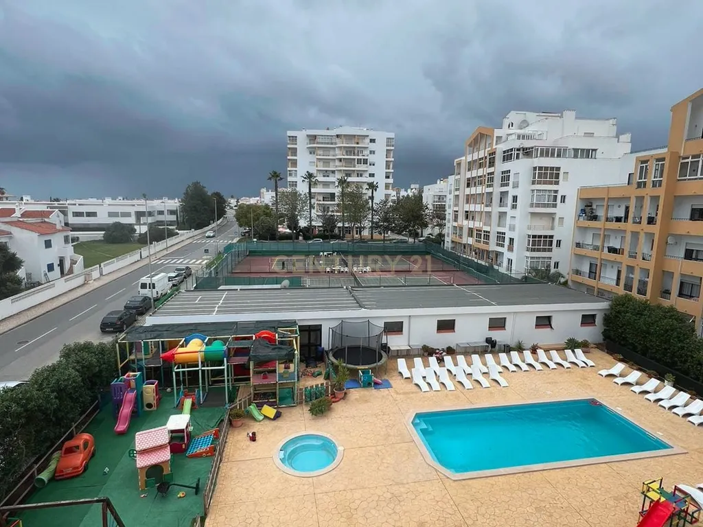 NÃO PERCA ESTA GRANDE OPORTUNIDADE! APARTAMENTO T1 ESPAÇOSO, COM AMPLA VARANDA E PISCINA MUITO BEM LOCALIZADO NA PARADISIACA PRAIA DA DONA ANA - Image 1