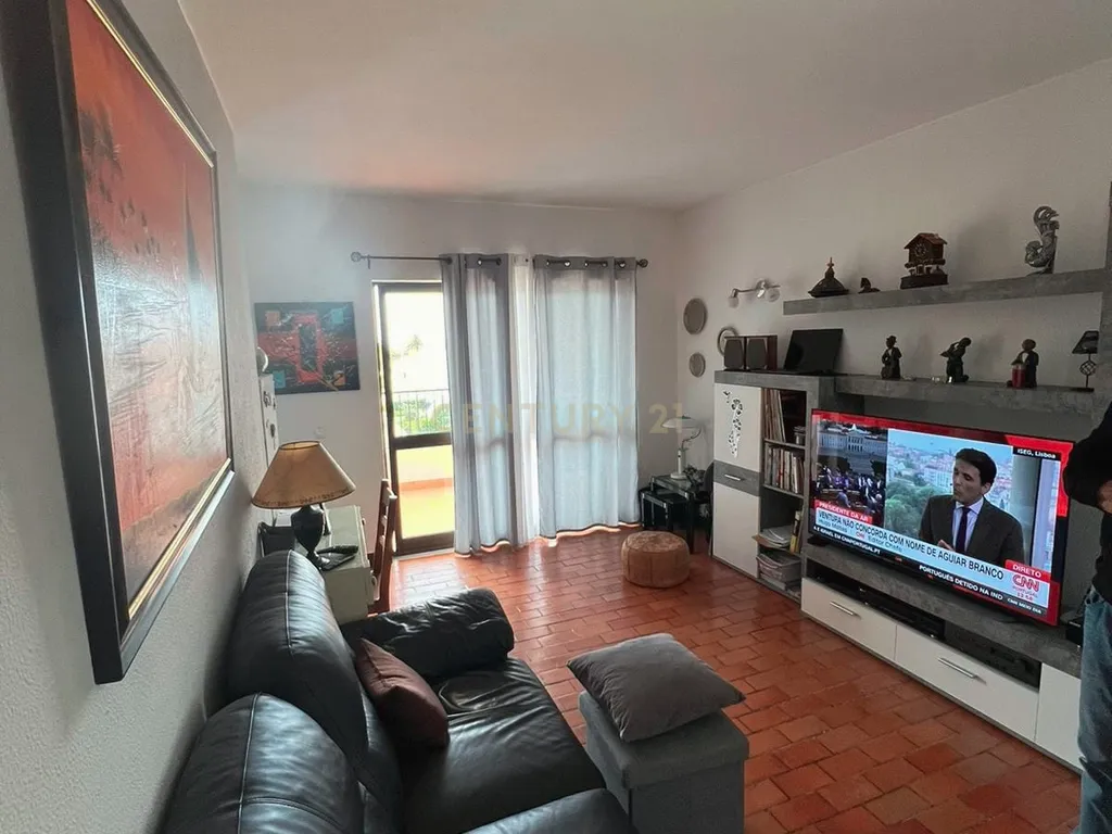 NÃO PERCA ESTA GRANDE OPORTUNIDADE! APARTAMENTO T1 ESPAÇOSO, COM AMPLA VARANDA E PISCINA MUITO BEM LOCALIZADO NA PARADISIACA PRAIA DA DONA ANA - Image 5
