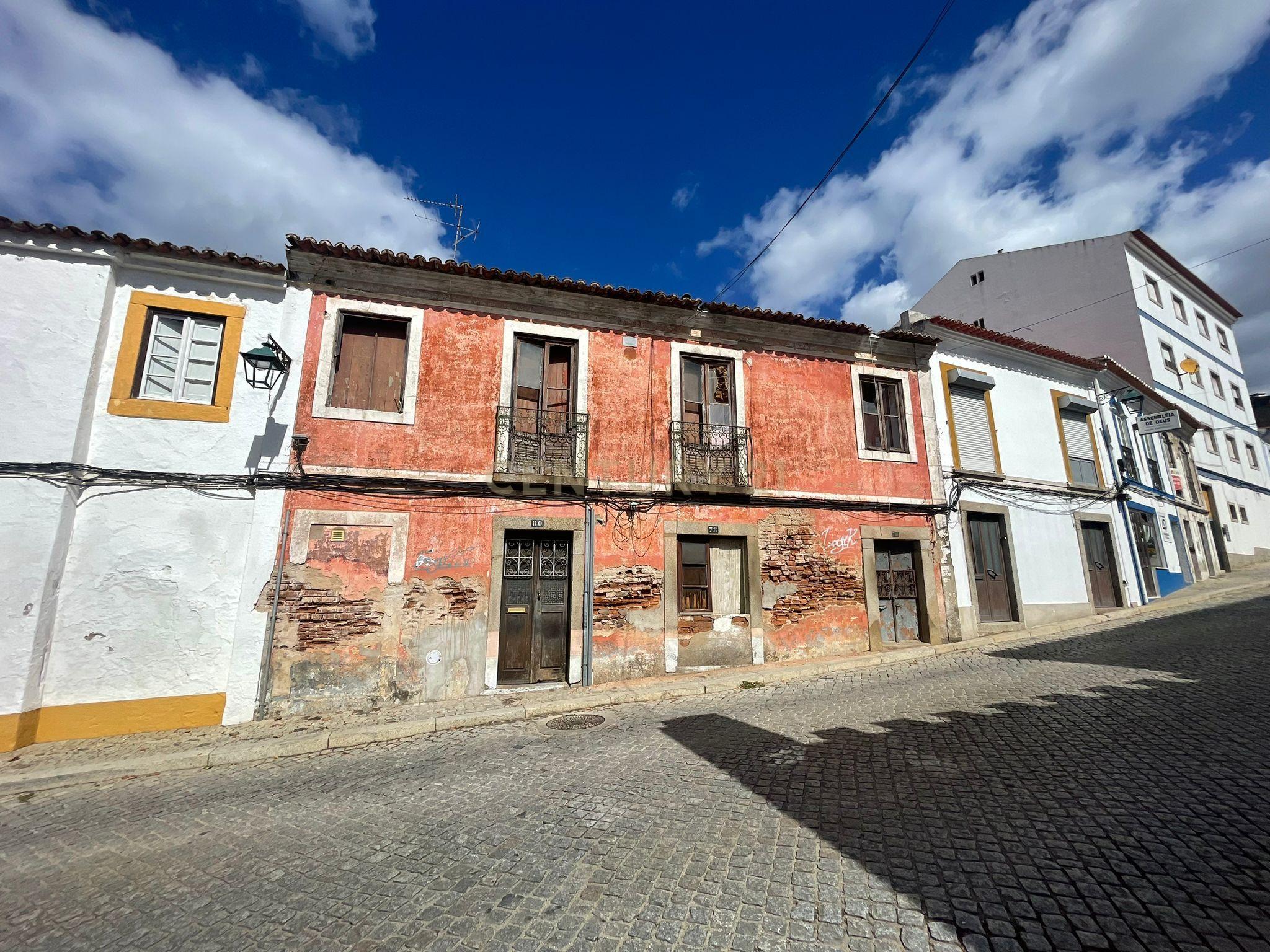 Imóvel para Remodelação Total no Centro de Montemor-o-Novo com 386m² de Área Bruta Privativa – Oportunidade de Investimento Única! - Image 3