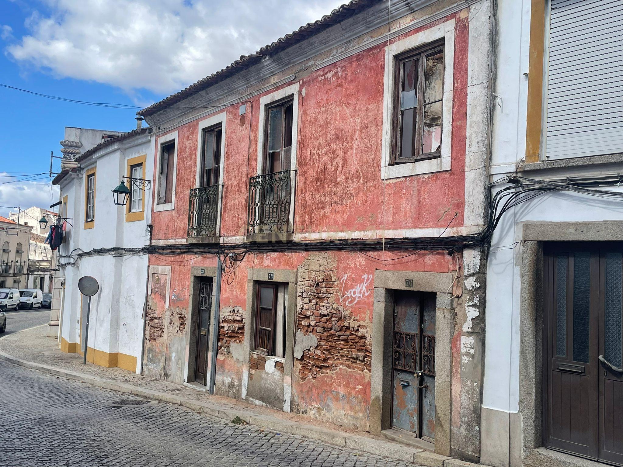 Imóvel para Remodelação Total no Centro de Montemor-o-Novo com 386m² de Área Bruta Privativa – Oportunidade de Investimento Única! - Image 2