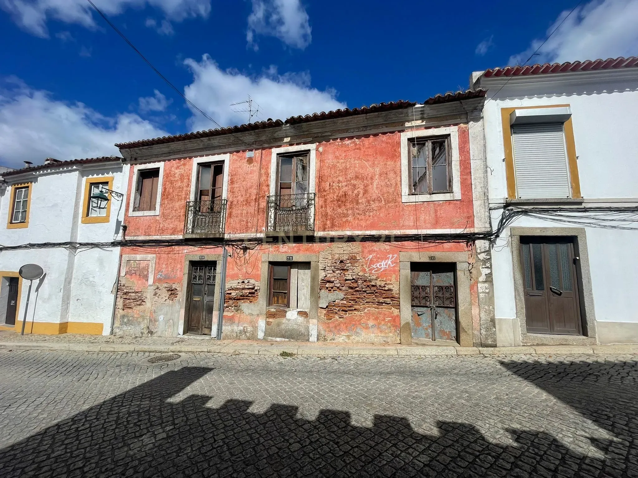 Imóvel para Remodelação Total no Centro de Montemor-o-Novo com 386m² de Área Bruta Privativa – Oportunidade de Investimento Única! - Image 1