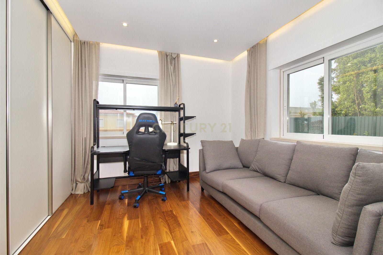 Moradia T5 em condomínio no Estoril - Image 19