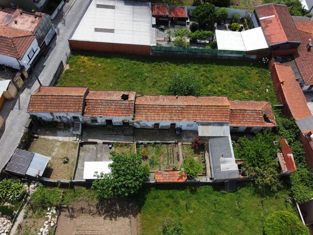 Conjunto de 5 Moradias para Reabilitar com Garagem e Jardim em Localização Privilegiada - Image 3
