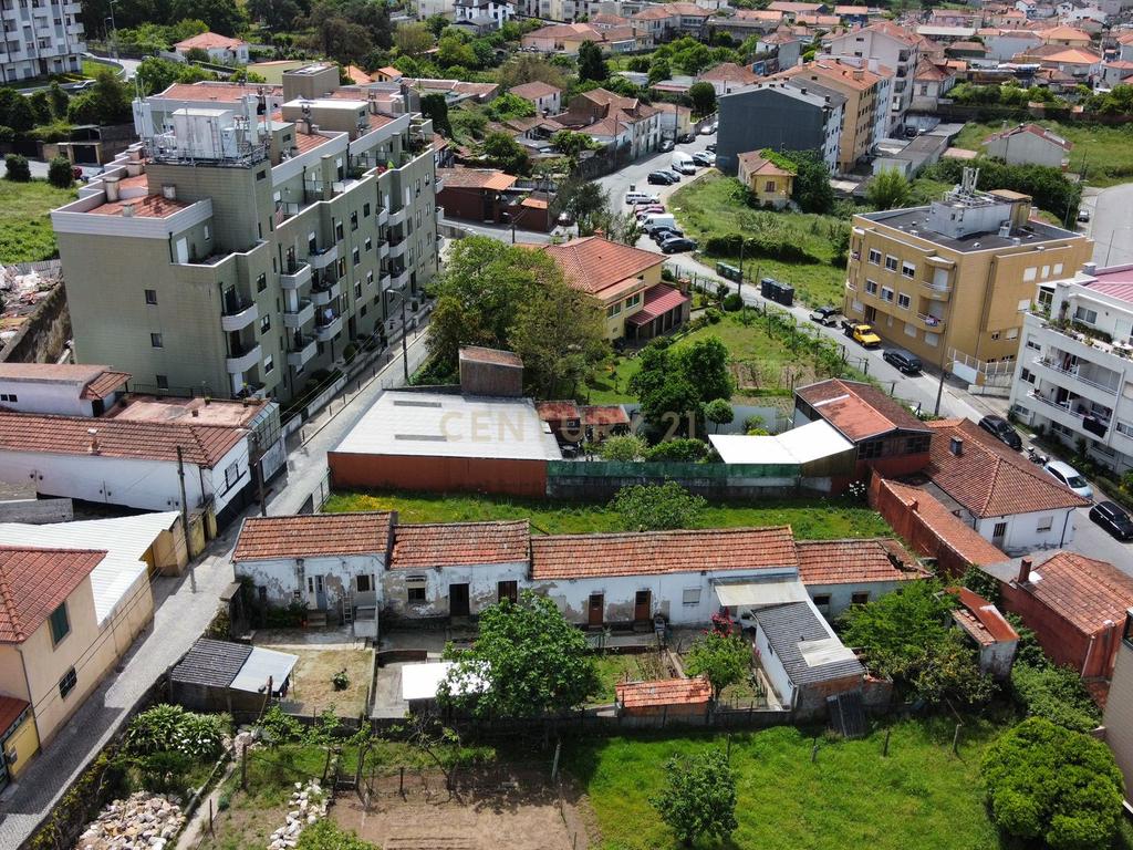 Conjunto de 5 Moradias para Reabilitar com Garagem e Jardim em Localização Privilegiada - Image 1