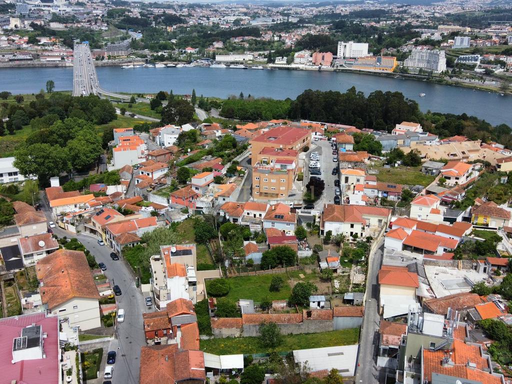 Conjunto de 5 Moradias para Reabilitar com Garagem e Jardim em Localização Privilegiada - Image 4