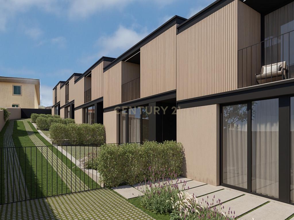 Conjunto de 5 Moradias para Reabilitar com Garagem e Jardim em Localização Privilegiada - Image 7