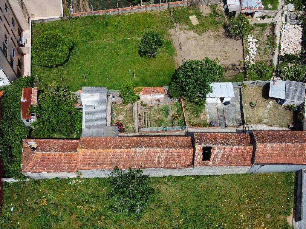 Conjunto de 5 Moradias para Reabilitar com Garagem e Jardim em Localização Privilegiada - Image 2