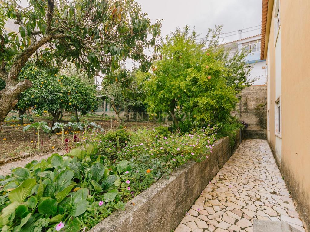 Lote de terreno rústico com uma área de 394m2 e possibilidade de construção de 366m2. - Image 14