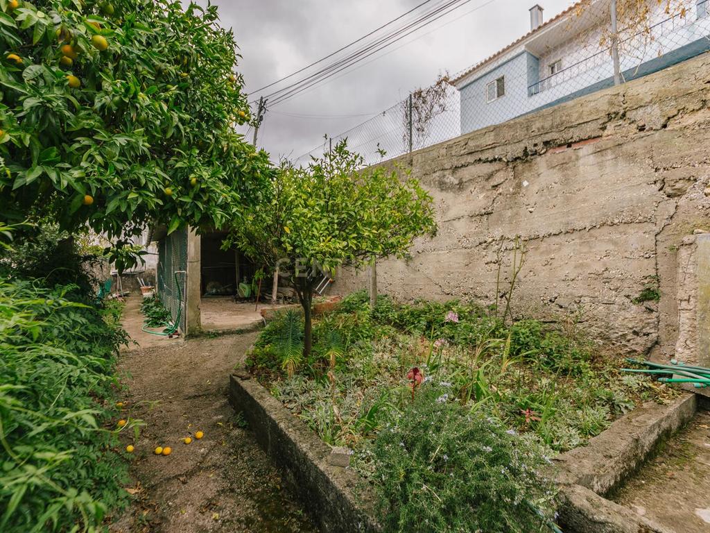 Lote de terreno rústico com uma área de 394m2 e possibilidade de construção de 366m2. - Image 6