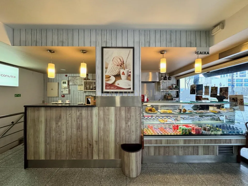 Café/Restaurante com 2 Armazéns e Loja Independente na Av. da República, Gaia - Image 2