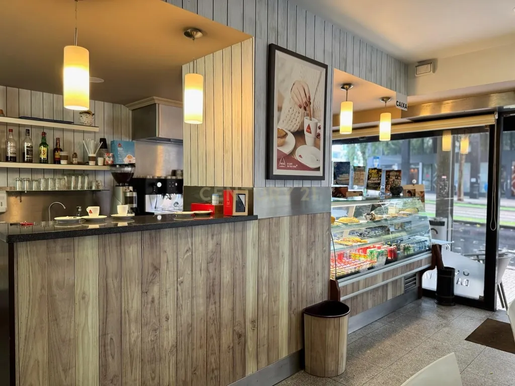 Café/Restaurante com 2 Armazéns e Loja Independente na Av. da República, Gaia - Image 13