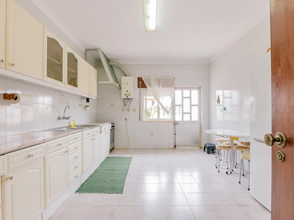 Excelente Moradia de 10 Assoalhadas, no Bairro Novo de Palhais, Loures - Image 11